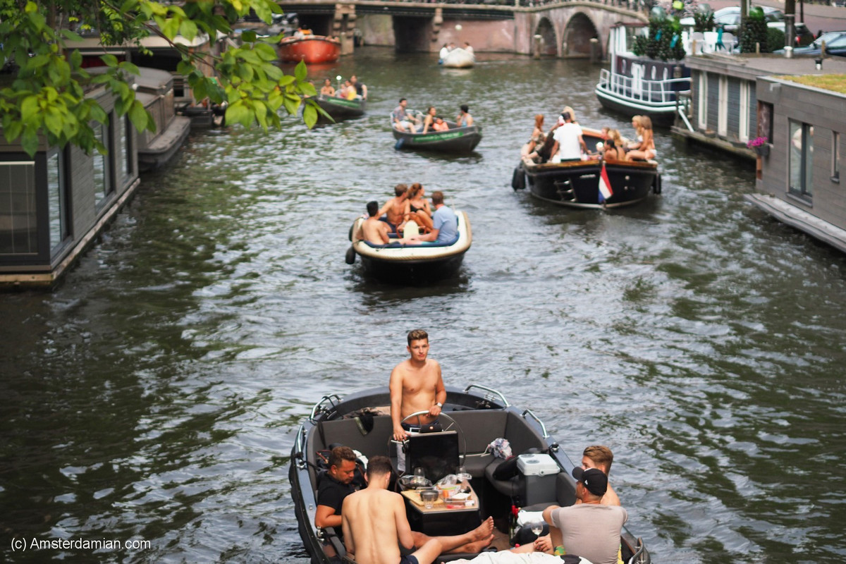 Tại Hà Lan, lúc nắng nóng đỉnh điểm, ngoài trời lên đến gần 40 độ. Nhà tại Hà Lan hoàn toàn không có điều hoà hay quạt điện trong khi quạt máy tại các cửa hàng đều cháy hàng. Trong ảnh, người dân Hà Lan đổ ra các con kênh để tránh nóng. Ảnh: Amsterdamian.com.