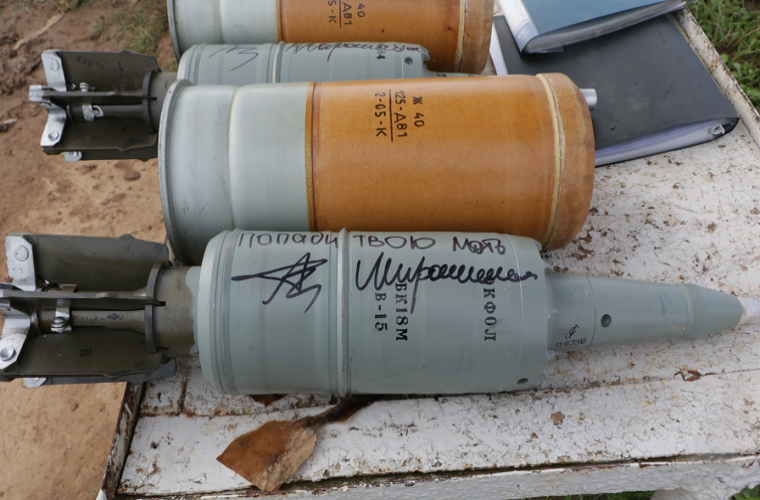 Bên cạnh việc làm quen với cách vận hành xe tăng T-72B3, đội tuyển Việt Nam cũng được nước chủ nhà Nga tạo điều kiện thực hành bắn đạn thật trên cỗ xe tăng này với với đạn pháo 125mm BK-18M cùng liều phóng ZH40 cho pháo nòng trơn 2A46 trên T-72B3. Nguồn ảnh: Marinir.otvaga2004.