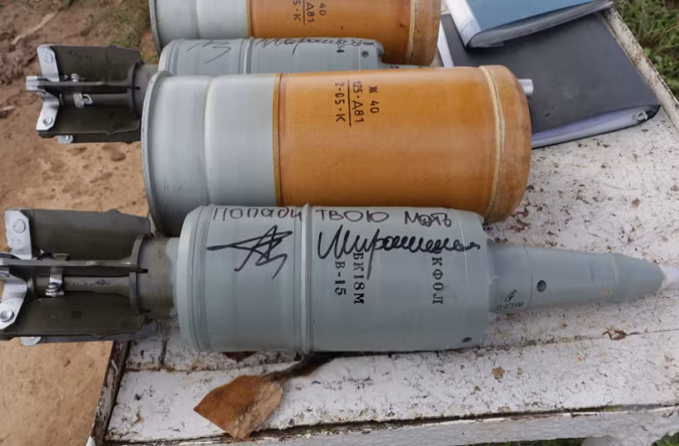 Bên cạnh việc làm quen với cách vận hành xe tăng T-72B3, đội tuyển Việt Nam cũng được nước chủ nhà Nga tạo điều kiện thực hành bắn đạn thật trên cỗ xe tăng này với với đạn pháo 125mm BK-18M cùng liều phóng ZH40 cho pháo nòng trơn 2A46 trên T-72B3. Nguồn ảnh: Marinir.otvaga2004.