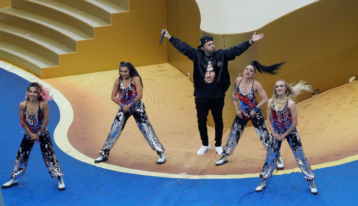 Sau tiết mục nhảy sôi động, ca sĩ Nicky Jam xuất hiện khiến sân khấu và thể hiện một ca khúc sở trường.