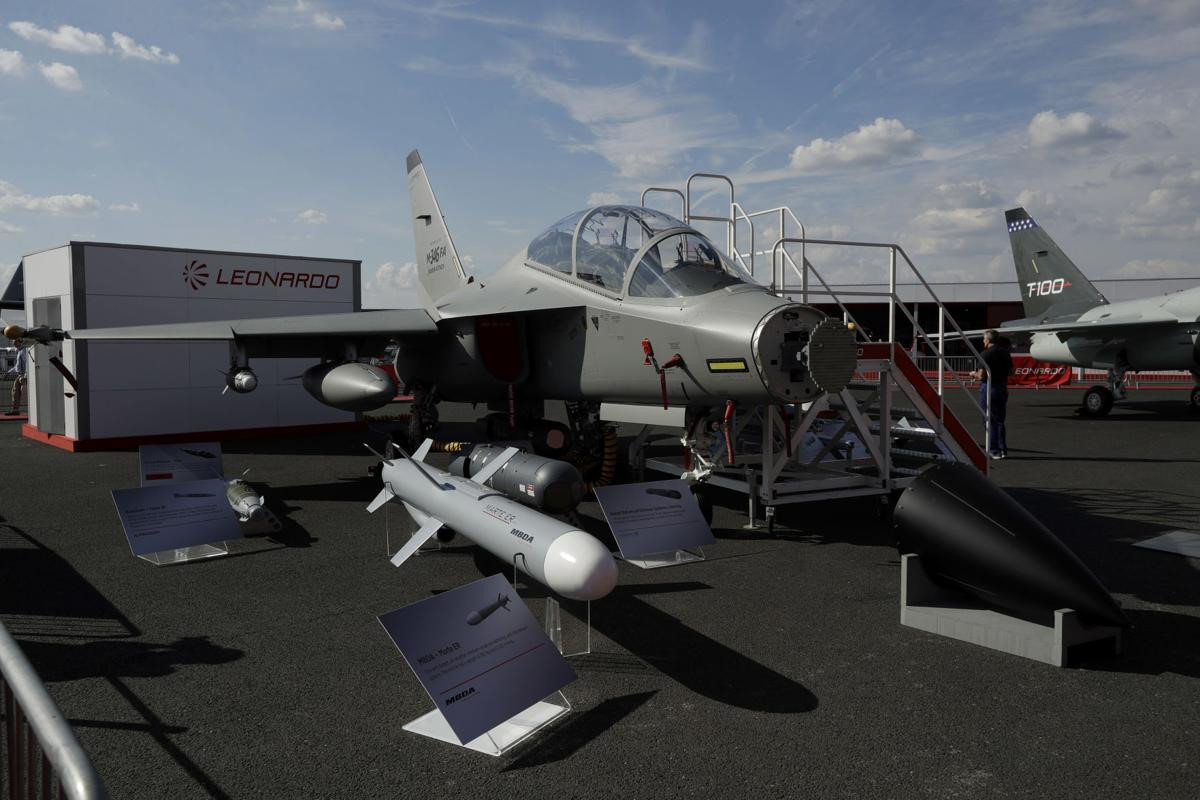 Máy bay quân sự M346-FA của hãng Leonardo, Italy được trình bày tại triển lãm Farnborough. Chiến đấu cơ hạng nhẹ này được trang bị hai động cơ Honeywell F124, có thể cất cánh với trọng lượng tối đa 9.500 kg và có khả năng đạt vận tốc khoảng 1470 km/h. Ảnh: AP.