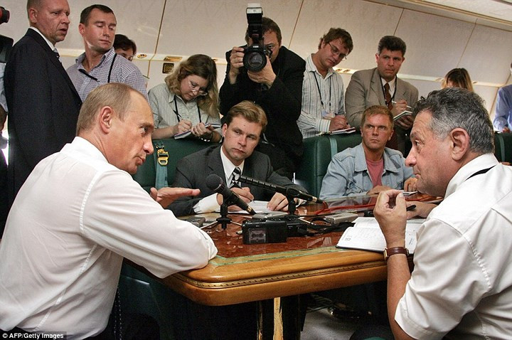 Ông Putin phát biểu trong một cuộc họp báo trên chuyên cơ.