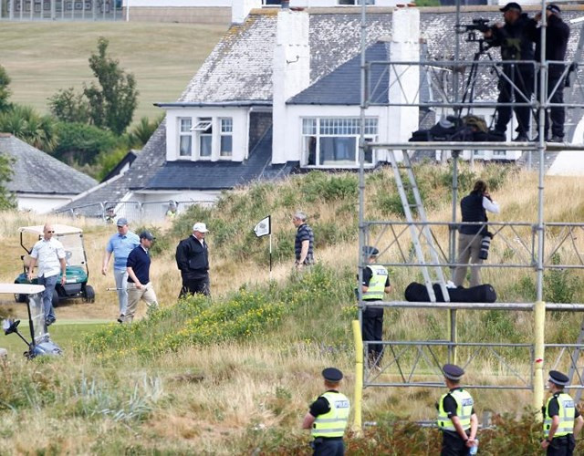 Tổng thống Trump chơi golf thư giãn ngay trước thềm cuộc gặp Tổng thống Nga Putin vào ngày 16/7 tại Helsinki.