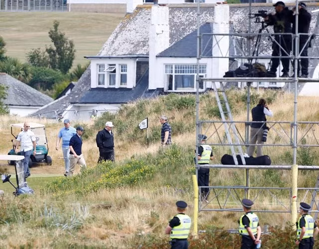 Tổng thống Trump chơi golf thư giãn ngay trước thềm cuộc gặp Tổng thống Nga Putin vào ngày 16/7 tại Helsinki.