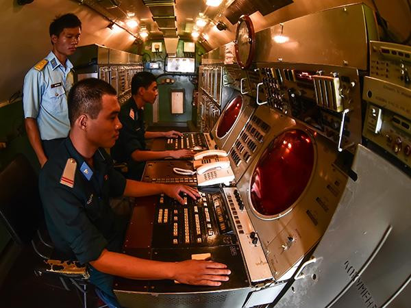 Thao tác thực hành huấn luyện chiến đấu.