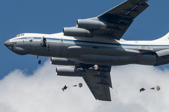 Việc thả xe thiết giáp kèm cả kíp lái ngồi trên cho phép họ có thể sẵn sàng chiến đấu chỉ trong vòng vài phút sau khi xe được thả.