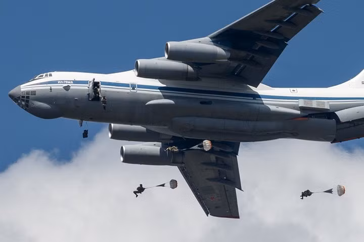 Việc thả xe thiết giáp kèm cả kíp lái ngồi trên cho phép họ có thể sẵn sàng chiến đấu chỉ trong vòng vài phút sau khi xe được thả.