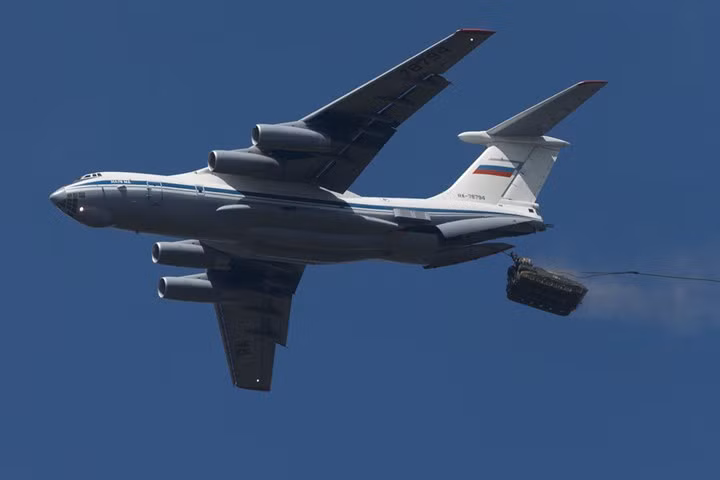 Trong cuộc diễn tập quy mô lớn ở miền trung nước Nga gần đây. Chiếc xe bọc thép chở quân (APC) với 1 kíp lái ngồi trên của lính dù Nga đã “nhảy dù” thành công từ trên máy bay. Đây là một kỹ thuật táo bạo mà mới chỉ có quân đội Nga sử dụng.