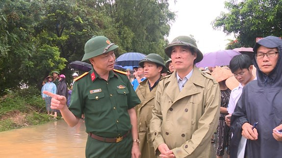 Toàn quân khu đã huy động 4.042 cán bộ, chiến sĩ thuộc LLVT tỉnh Phú Thọ, Yên Bái, Sơn La, Sư đoàn 316, Sư đoàn 355, Lữ đoàn 543, 297 cùng 58 xe phương tiện, xuồng máy cao tốc, hàng trăm áo phao cùng nhiều phương tiện kĩ thuật khác tham gia công tác tìm kiếm cứu nạn. Ảnh: Đồng chí Bùi Minh Châu, Chủ tịch UBND tỉnh Phú Thọ cùng lãnh đạo Quân khu 2 chỉ đạo các lực lượng giúp nhân dân khắc phục hậu quả thiên tai.