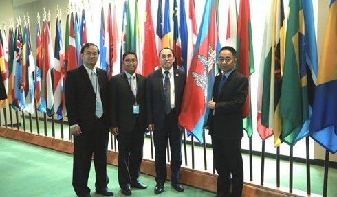 Đại sứ Campuchia Tuy Ry (người thứ 3 từ trái sang) và đại diện sứ quán Campuchia tại LHQ vui mừng đón nhận tin Campuchia trúng cử vào ECOSOC.