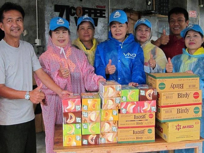 Người dân các làng mạc xung quanh mang nhu yếu phẩm đến cho lực lượng cứu hộ. Ảnh: The Guardian.