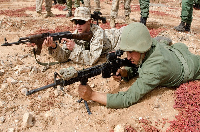 Đã có rất nhiều lý do đưa ra về việc lính Mỹ yêu thích AK-47, cụ thể, đây là loại súng được thiết kế với cơ cấu cò súng làm chậm phát đập búa để giảm tốc độ bắn, còn cơ cấu cò súng của M16 không thực hiện được điều này.