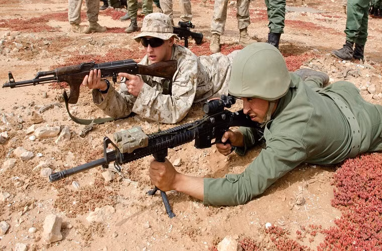 Đã có rất nhiều lý do đưa ra về việc lính Mỹ yêu thích AK-47, cụ thể, đây là loại súng được thiết kế với cơ cấu cò súng làm chậm phát đập búa để giảm tốc độ bắn, còn cơ cấu cò súng của M16 không thực hiện được điều này.