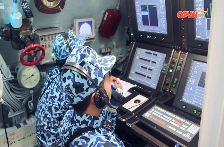 Việc mua các tàu ngầm Kilo ở thời điểm khá muộn cũng là một lợi thế của Hải quân Việt Nam, khi chúng ta có thể lựa chọn các cấu hình hiện đại nhất mà Nga có thể cung cấp cho Việt Nam trên lớp tàu ngầm tấn công này. Nhìn qua các thiết bị điện tử trên tàu đã ít nhiều nói lên được điều này khi chúng khác biệt hoàn toàn so với các tàu ngầm Kilo có trong biên chế Hải quân Nga hiện tại. Nguồn ảnh: QPVN.