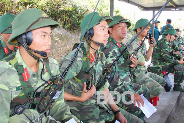 Lực lượng làm thông tin liên lạc nắm theo dõi tình hình ta và địch trong thực binh bắn chiến đấu. Ảnh: Hồng Phúc.