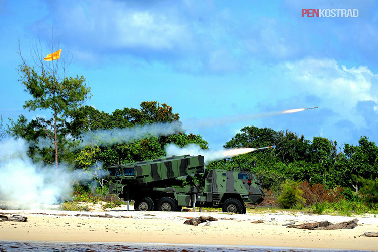 Theo đó một hệ thống chiến đấu Astros II có thể mang đồng thời các pod đạn rocket 127mm và 300mm hay bất cứ dòng đạn nào mà nó có thể triển khai đc, điều này hoàn toàn phụ thuộc vào yêu cầu tác chiến của người chỉ huy trên chiến trường. Nguồn ảnh: Kostrad.