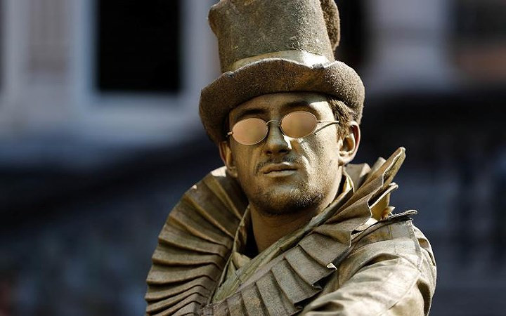 Cái khó của người nghệ sỹ đường phố là phải giữ nguyên tư thế và cả nét mặt trong một thời gian dài