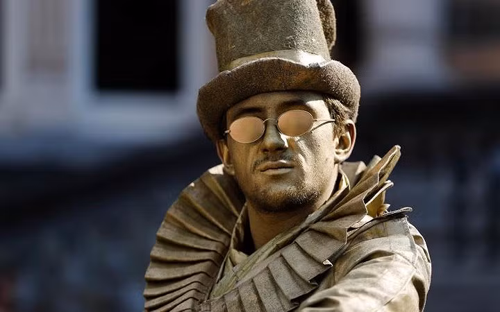 Cái khó của người nghệ sỹ đường phố là phải giữ nguyên tư thế và cả nét mặt trong một thời gian dài