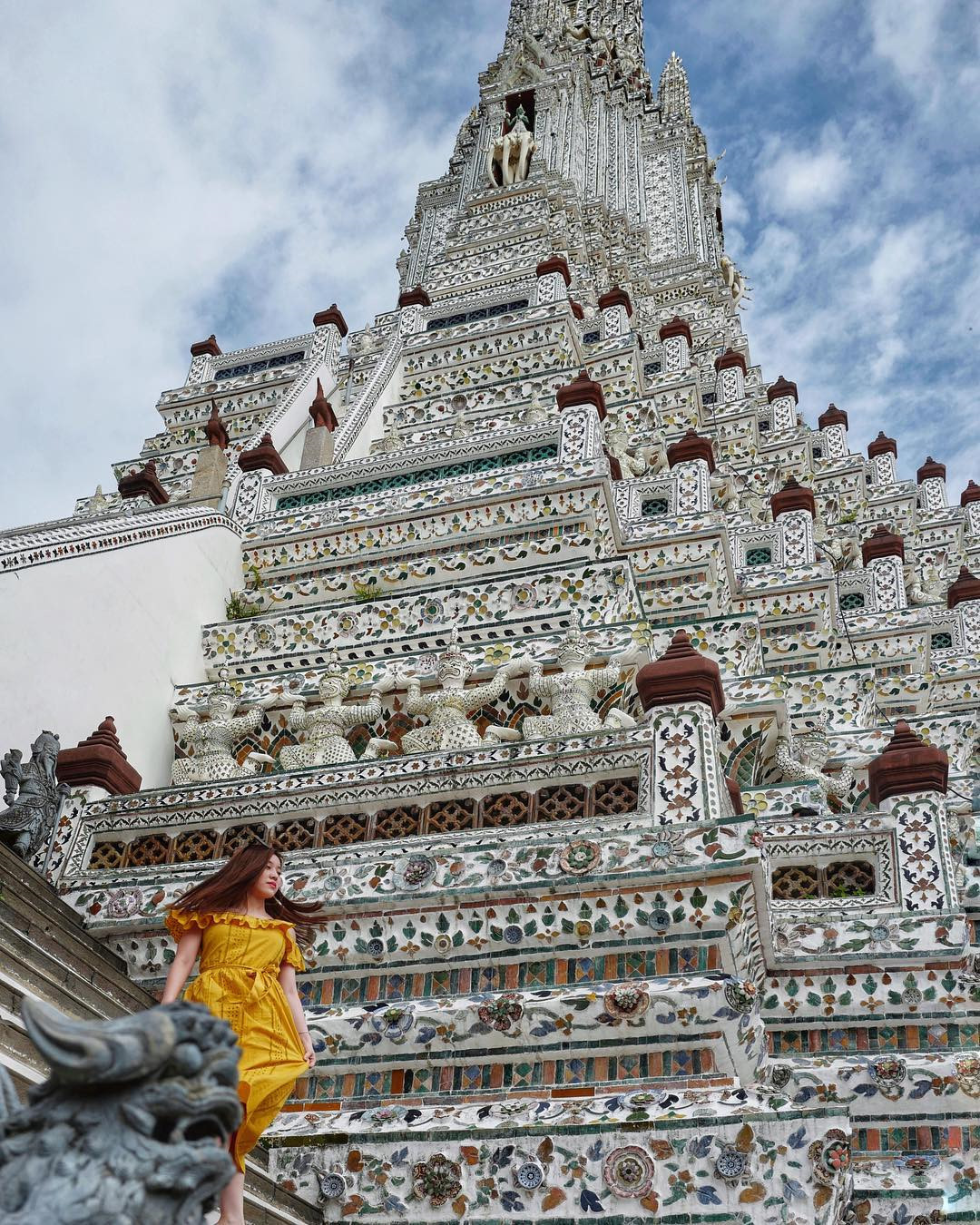 Cách đây một tuần, Trinh Hoàng check-in tại Phuket (Thái Lan). Không chỉ hưởng thụ những dịch vụ xa xỉ tại resort Kamala, cô còn đến thăm đền Wat Arun nằm ở bờ tây sông Chao Phraya với kiến trúc tuyệt tác. Wat Arun được thiết kế theo phong cách Khmer đại diện cho năm vị thần núi. Leo lên đến đỉnh tháp, bạn có thể nhìn ngắm sông Chao Phraya cùng ngôi đền Wat Pho ở đối diện. Dọc theo tòa tháp còn có những tác phẩm điêu khắc về những người lính và linh vật của người Thái.