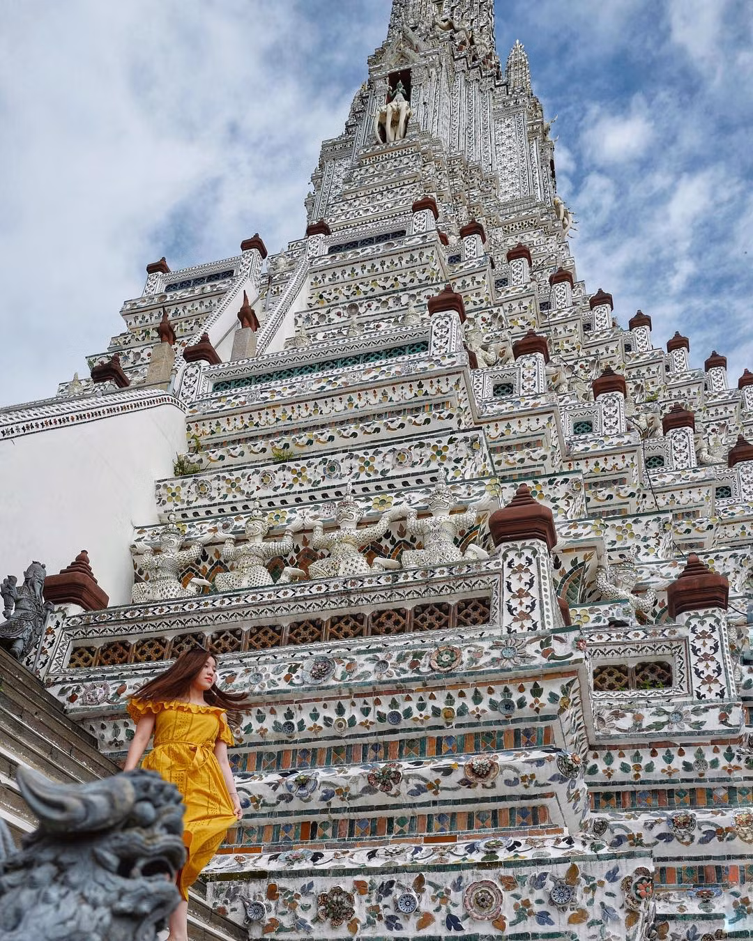 Cách đây một tuần, Trinh Hoàng check-in tại Phuket (Thái Lan). Không chỉ hưởng thụ những dịch vụ xa xỉ tại resort Kamala, cô còn đến thăm đền Wat Arun nằm ở bờ tây sông Chao Phraya với kiến trúc tuyệt tác. Wat Arun được thiết kế theo phong cách Khmer đại diện cho năm vị thần núi. Leo lên đến đỉnh tháp, bạn có thể nhìn ngắm sông Chao Phraya cùng ngôi đền Wat Pho ở đối diện. Dọc theo tòa tháp còn có những tác phẩm điêu khắc về những người lính và linh vật của người Thái.
