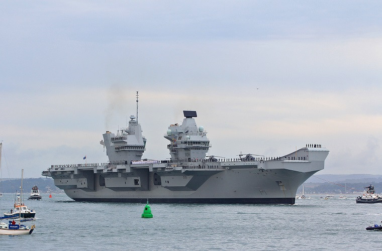 Điểm đặc biệt giữa HMS Queen Elizabeth so với các tàu sân bay khác là nó sử dụng tới hai “đảo chỉ huy” thay vì một và một trong số đó dành riêng cho nhiệm vụ kiểm soát các hoạt động bay trên boong tàu. Nguồn ảnh: Wikimedia.