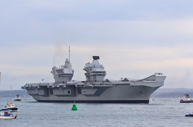 Điểm đặc biệt giữa HMS Queen Elizabeth so với các tàu sân bay khác là nó sử dụng tới hai “đảo chỉ huy” thay vì một và một trong số đó dành riêng cho nhiệm vụ kiểm soát các hoạt động bay trên boong tàu. Nguồn ảnh: Wikimedia.