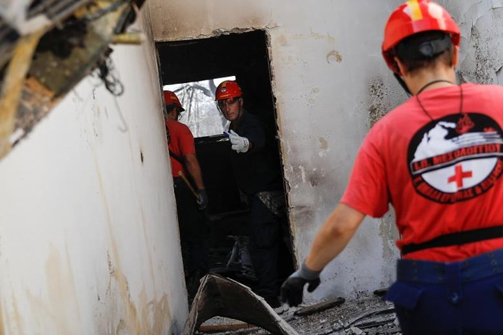 Trong khi đó, hơn 280 lính cứu hỏa đang làm nhiệm vụ tại khu vực Rafina, phía Đông Bắc thủ đô Athens, để ngăn chặn các đám cháy bùng phát trở lại.