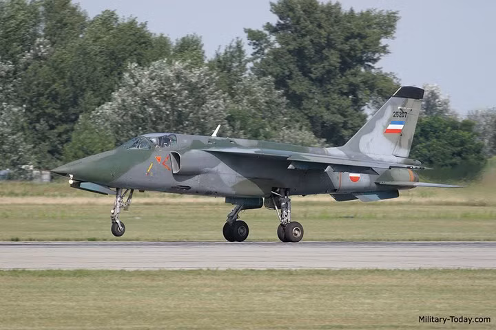 J-22 Orao được trang bị hệ thống điều khiển hỏa lực và quản lý vũ khí Thompson -CSF VE- 120T HUD thay thế hệ thống ban đầu Ferranti ISIS D- 282. Ảnh: Military-Today.