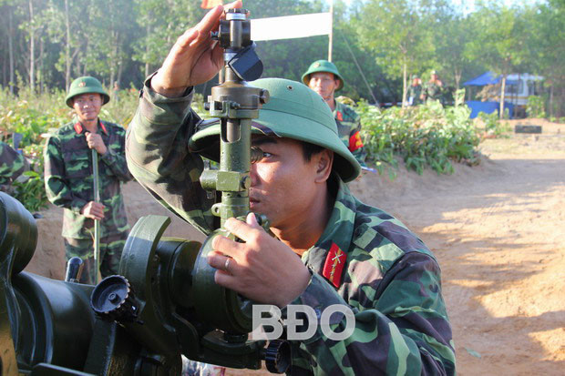 Mọi thao tác sử dụng vũ khí chiến đấu trong tác chiến phòng thủ đều yêu cầu rất cao độ chính xác. Ảnh: Hồng Phúc.