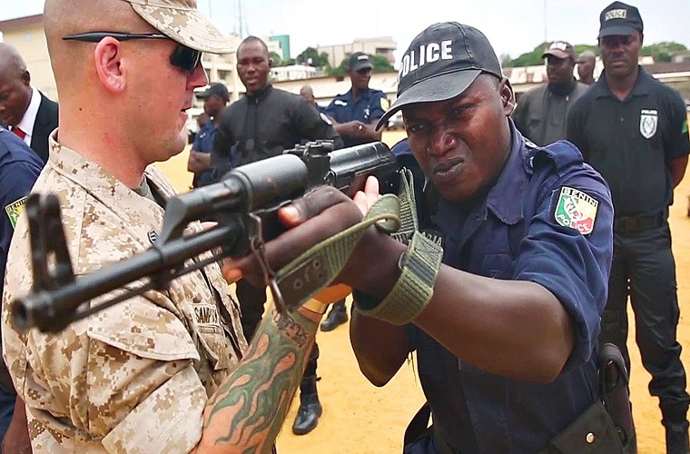 Trong một cuộc khảo sát được thực hiện vào năm 1967, trong số 1.585 binh lính được đặt câu hỏi về độ tin cậy của M16 có đến 80% binh lính trả lời là họ đã từng bị kẹt đạn khi sử dụng loại súng này. Bất chấp kết quả khảo sát nghèo nàn, quân đội Mỹ vẫn tuyên bố M16 là súng trường tốt nhất để chiến đấu.