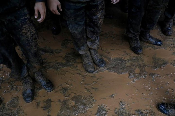 Những đôi chân lấm lem của các binh sĩ Thái Lan sau nhiều ngày làm nhiệm vụ. Ảnh: EPA