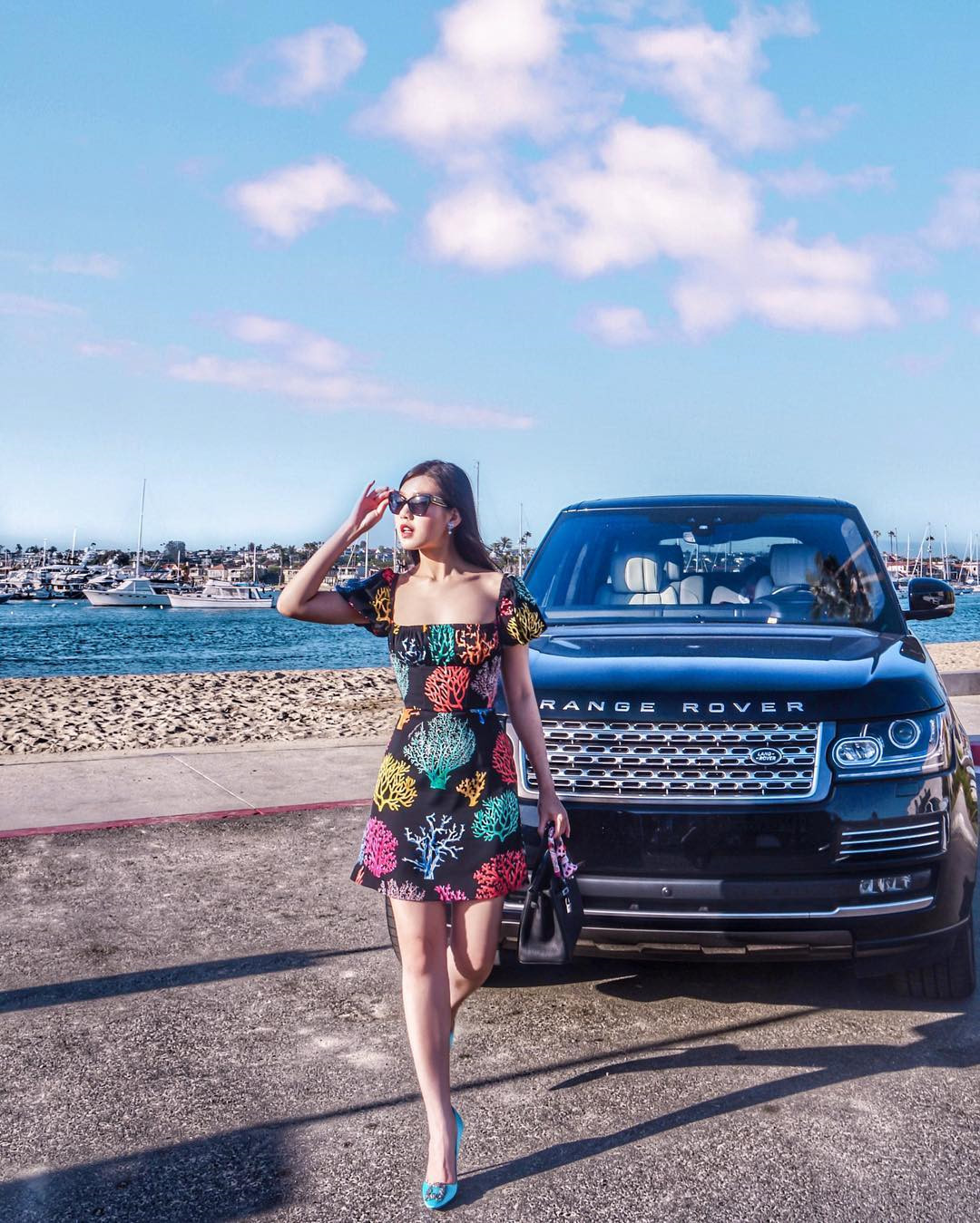 Tiểu Giang đã dành gần một tuần nghỉ dưỡng tại quần thể du lịch nổi tiếng Aria Sky Suites. Chia sẻ với Zing.vn về hệ thống khách sạn top đầu tại Las Vegas, con gái đại gia buôn xe cho biết cô rất hứng thú và ấn tượng với cách phục vụ ở Aria Sky Suites. Hệ thống đèn và máy lạnh đều được điều khiển bằng máy tính bảng. Bạn cũng có thể sử dụng chiếc máy tính này để đặt chỗ cho các dịch vụ khác hoặc liên hệ với quản lý khách sạn.