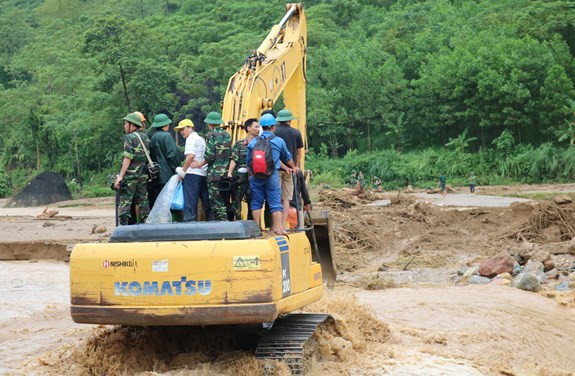 Trước tình hình đó, Bộ Tư lệnh Quân khu 2 đã cử 4 đoàn công tác gồm các đồng chí lãnh đạo Bộ tư lệnh và các cơ quan quân khu xuống các địa bàn, phối hợp với cấp ủy, chính quyền các địa phương tích cực chỉ đạo công tác khắc phục hậu quả mưa lũ. Ảnh: Lực lượng cứu hộ vượt suối Nậm Mười, bản Mười, xã Sơn Lương (Văn Chấn, Yên Bái) tiếp cận, giúp đỡ các hộ dân đang bị cô lập.