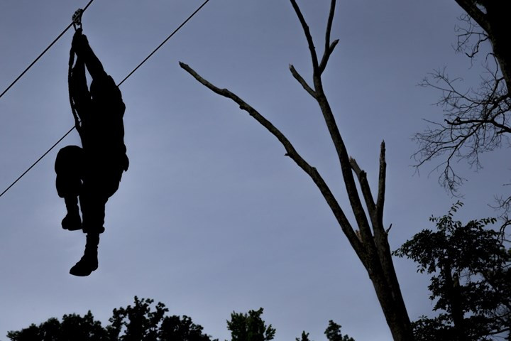 ... và sau đó là đu dây.