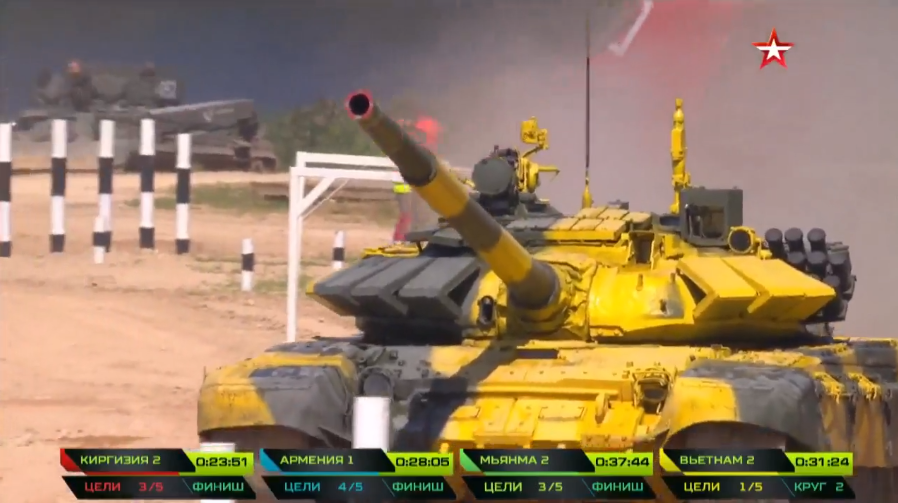 Xe tăng T-72B3 của kíp lái số 2 tiến vào bài thi bắn số ba với súng máy 7.62mm với mục tiêu giả định là xạ thủ súng chống tăng RPG-7. Ở thời điểm này cả ba đội tuyển bạn là Armenia, Kyrgyzstan và Myanmar đều đã hoàn thành phần thi của mình. Nguồn ảnh: tvzvezda.ru.