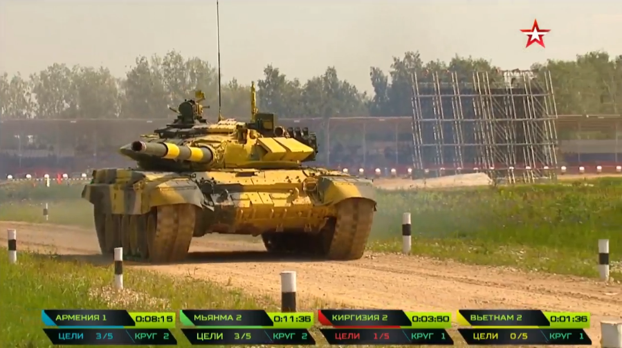 Ở vòng thi “cá nhân” trong ngày thi thứ 2 này, kíp lái số 2 của chúng ta cũng sẽ thực hiện các bài thi tương tự như ở ngày thi đầu tiên. Lính xe tăng Việt Nam phải điều khiển xe tăng T-72B3 thực hiện chạy 3 vòng trường đua với quảng đường từ 3-5km, cùng với đó là bài thi bắn với 3 mục tiêu bằng pháo 125mm, 1 mục tiêu bằng súng máy 12.7mm và 1 mục tiêu bằng súng máy 7.62mm. Nguồn ảnh: tvzvezda.ru.