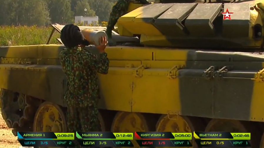 Kíp lái số 2 của Việt Nam nạp đạn pháo 125mm chuẩn bị cho phần bắn đầu tiên, ở phần thi này mỗi kíp lái được trang bị 3 quả đạn pháo 125mm bắn ba mục tiêu giả định là xe tăng đối phương. Nguồn ảnh: tvzvezda.ru.
