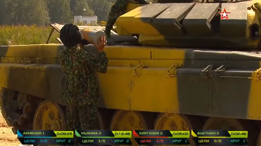 Kíp lái số 2 của Việt Nam nạp đạn pháo 125mm chuẩn bị cho phần bắn đầu tiên, ở phần thi này mỗi kíp lái được trang bị 3 quả đạn pháo 125mm bắn ba mục tiêu giả định là xe tăng đối phương. Nguồn ảnh: tvzvezda.ru.