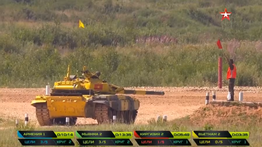 Xe tăng T-72B3 sơn màu vàng của đội tuyển Việt Nam chuẩn bị xuất phát. Nguồn ảnh: tvzvezda.ru.