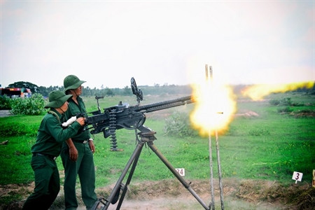 Lực lượng tự vệ cơ sở xã hộ Nhị Xuân tham gia hội thao.