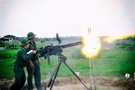 Lực lượng tự vệ cơ sở xã hộ Nhị Xuân tham gia hội thao.