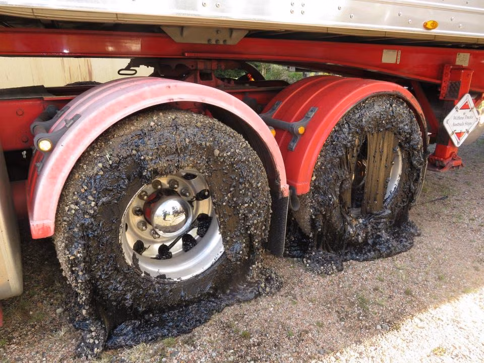 Ở Bắc Siberia, dọc theo bờ biển Bắc Băng Dương, các phân tích mô hình cho thấy nhiệt độ tăng vọt 22 độ C trên mức bình thường ngày 5/7, lên tới mốc 32 độ C. Nhiệt độ tại Ahvaz (Iran) trong tuần này cũng đạt 54 độ C – mức nhiệt độ cao nhất mà quốc gia này từng phải hứng chịu. Nguyên nhân khiến hiện tượng thời tiết nóng bất thường trong tuần này là do hiệu ứng nóng lên toàn cầu.