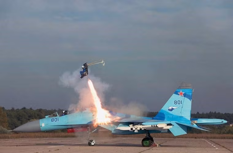 Phi công Ukraine bật ghế phóng khi chiếc máy bay đâm xuống đất.