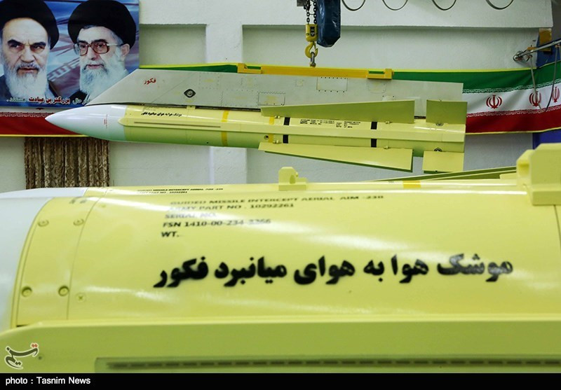 Theo một số thông tin ít ỏi được tiết lộ cho biết, Fakour-90 là một loại tên lửa không đối không rất lớn với đường kính đến 380mm, dài 4m, nặng 450-470kg. Hiện nay, trên thế giới chỉ còn duy nhất Iran vẫn biên chế các tên lửa không đối không AIM-54 và bản nâng cấp Fakour-90. Nguồn ảnh: Tasnim News.