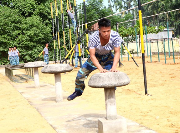 Những năm qua Đảng ủy, chỉ huy Lữ đoàn 147 luôn chú trọng đặt công tác huấn luyện chuyên sâu, huấn luyện kỹ năng, rèn luyện thể lực cho cán bộ, chiến sĩ để đáp ứng yêu cầu nhiệm vụ. Ảnh: Băng mình qua vật cản nấm.