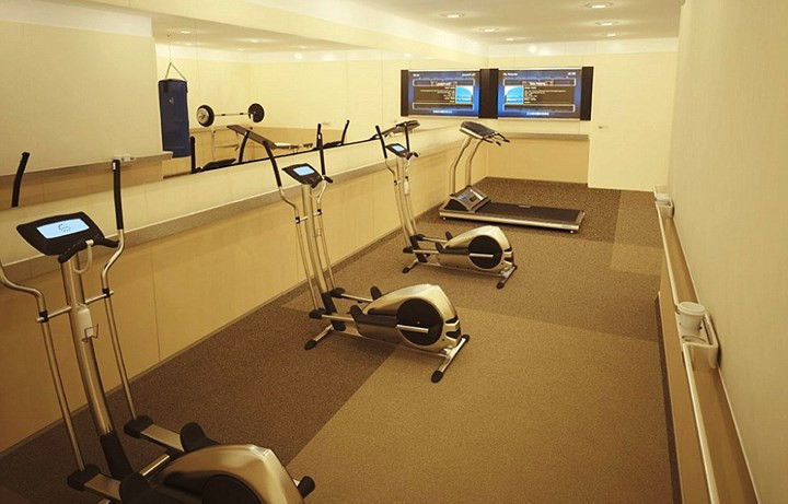 Để phục vụ nhu cầu tập luyện của Tổng thống Nga, chuyên cơ còn được trang bị một phòng thể hình riêng với đầy đủ thiết bị. Ảnh: Dailymail.