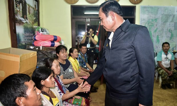 Thủ tướng Prayut Chan-o-cha thăm hỏi người thân của nhóm gặp nạn. Ảnh: Văn phòng Người phát ngôn Chính phủ Thái Lan.