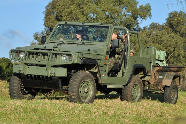 Xe Agrale Marrua có thể kéo thêm rơ-moóc nhẹ hoặc pháo nhỏ với trọng lượng tối đa là 500kg. Xe có chỗ cho 1 tài xế và 3 khách.