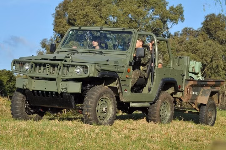 Xe Agrale Marrua có thể kéo thêm rơ-moóc nhẹ hoặc pháo nhỏ với trọng lượng tối đa là 500kg. Xe có chỗ cho 1 tài xế và 3 khách.