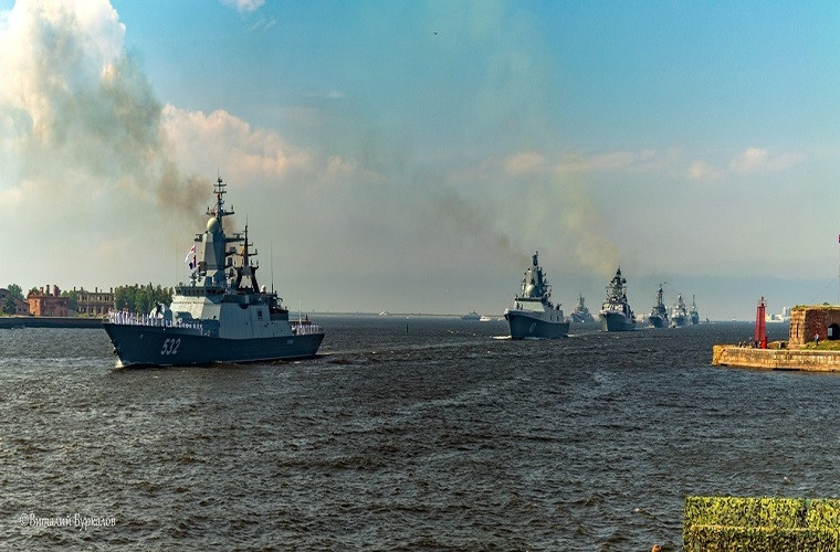 Hơn 12 tàu chiến của Hải quân Nga lần lượt tiến vào cảng Saint Petersburg dẫn đầu bởi lớp tàu hộ vệ mang tên lửa Nanuchka. Nguồn ảnh: milinfolive.